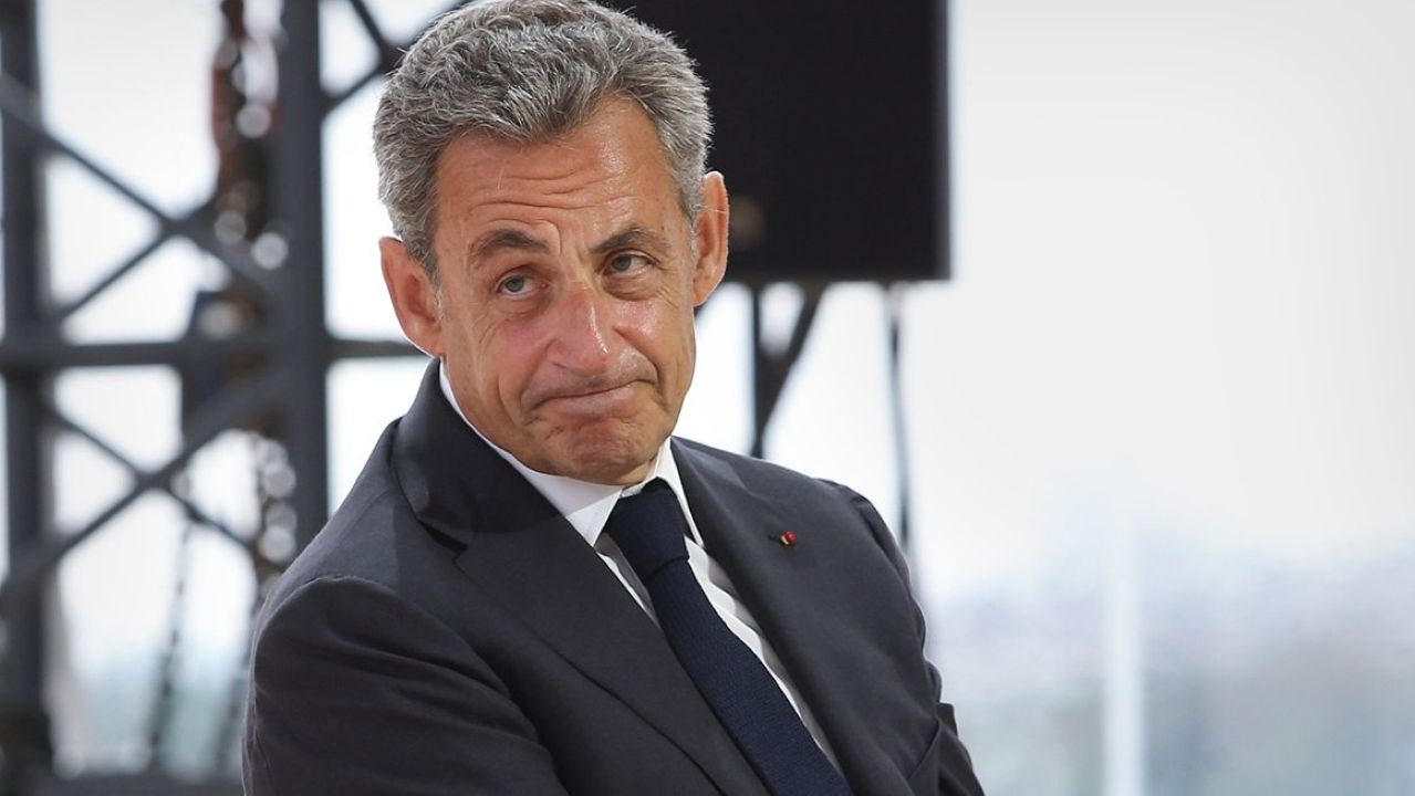 После трех недель в тюрьме Саркози написал книгу «Дневник заключенного» и отправляется в автограф-тур