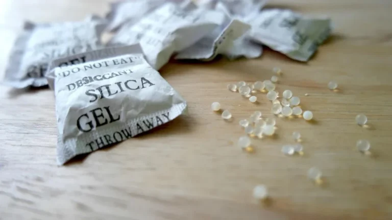Не выбрасывайте пакеты с силикагелем: вот как спасти обувь, электронику, еду, книги и все остальное в доме