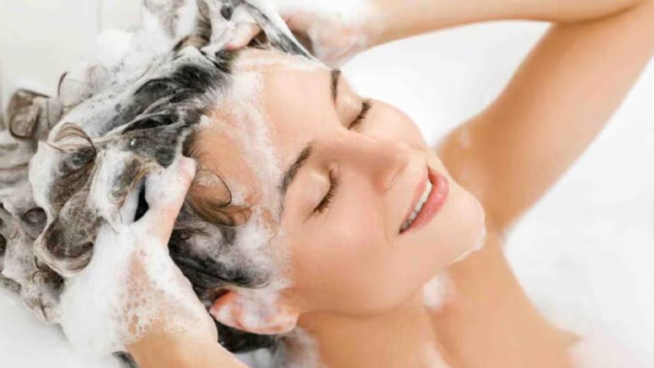 Ванильный невесомый френч: трендовый маникюр