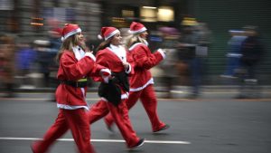 Смертельная авария на шоссе Лиепая-Руцава: легковой автомобиль столкнулся с трактором