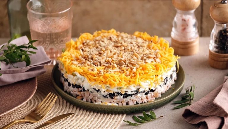 Теплый салат с курицей, курагой и карамелизированными орехами