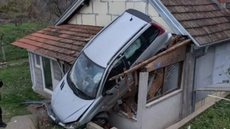 В Сербии автомобиль врезался в крышу дома: опубликованы кадры аварии