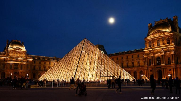 В Лувре прорвало трубу: вода повредила сотни документов из библиотеки египетских древностей