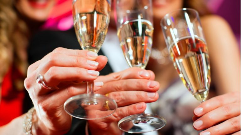 Врачи предупреждают: в декабре растёт риск «праздничного сердечного синдрома» - как избежать проблем