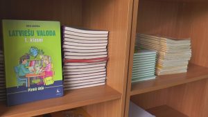 Почему наряд латвийской участницы на конкурсе «Мисс Вселенная» назвали костюмом Снегурочки