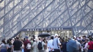 В Лувре прорвало трубу: вода повредила сотни документов из библиотеки египетских древностей