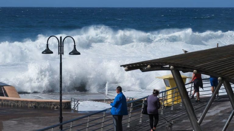 Трагедия на Тенерифе: во время шторма мощная волна унесла жизни трех туристов