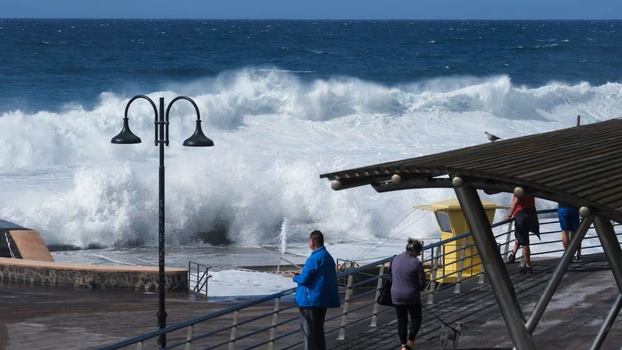 Трагедия на Тенерифе: во время шторма мощная волна унесла жизни трех туристов