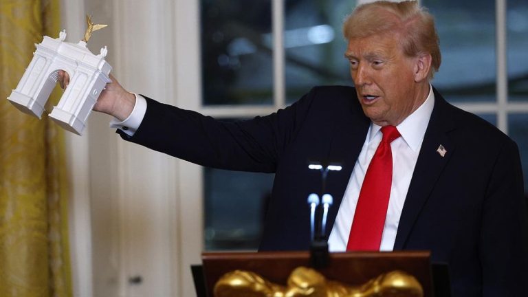 «Затмит парижскую»: Трамп рассказал, когда начнут строить Триумфальную арку в Вашингтоне