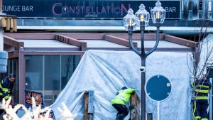 Мужчина каждый год покупает «самую некрасивую елку», чтобы «ей не было грустно»