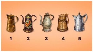 Пять чайников для визуального теста личности: золотой, с цветочным узором, с орнаментом, деревянный и серебряный — выберите тот, который нравится больше.