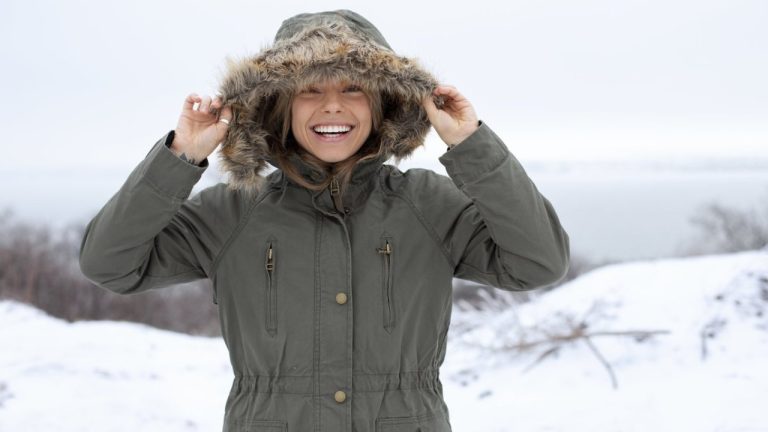 Вы всю жизнь носили капюшон с мехом неправильно: вирусное видео показало простой трюк, который греет вдвое сильнее