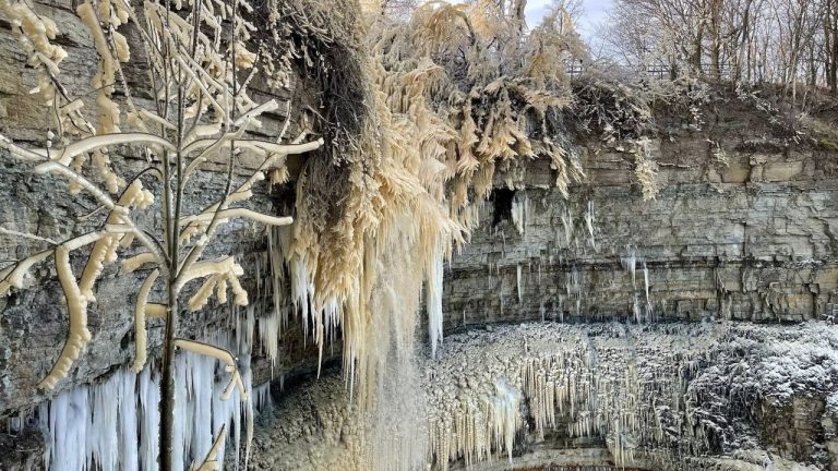 В Эстонии на людей обрушился замерзший водопад Валасте (видео)