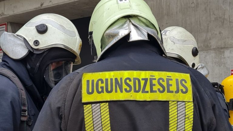 Пожар в Иманте: жильцов эвакуируют из квартир