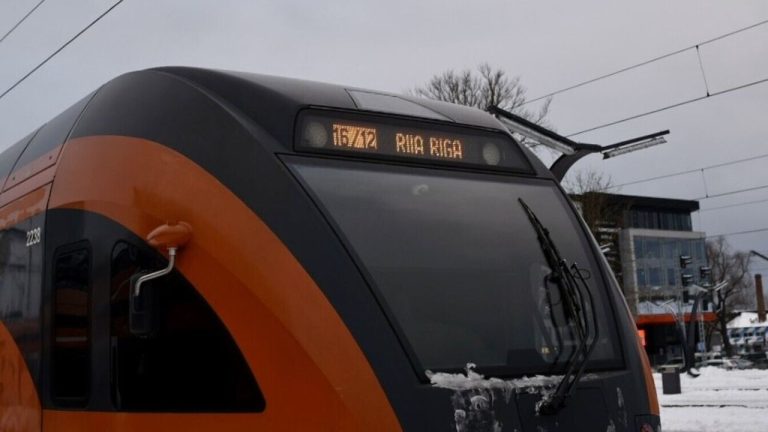 Это первый: сегодня поезд Elron начал регулярные рейсы по маршруту Таллинн - Тарту - Рига