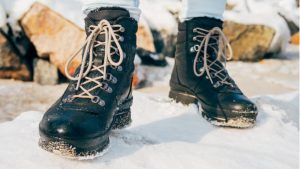 Женщина в зимних сапогах на снегу — простой армейский лайфхак с фольгой помогает сохранить тепло ног даже в мороз.