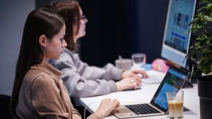 Пожар в Иманте: жильцов эвакуируют из квартир