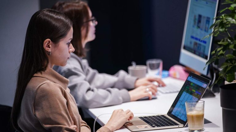 Почти треть жителей Латвии задумывается о смене работы или дополнительном заработке