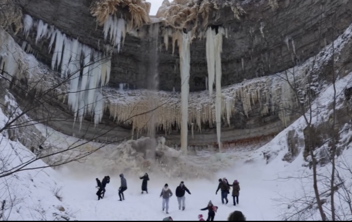 Трагедии на севере Эстонии удалось избежать чудом: на водопаде обрушились тонны льда