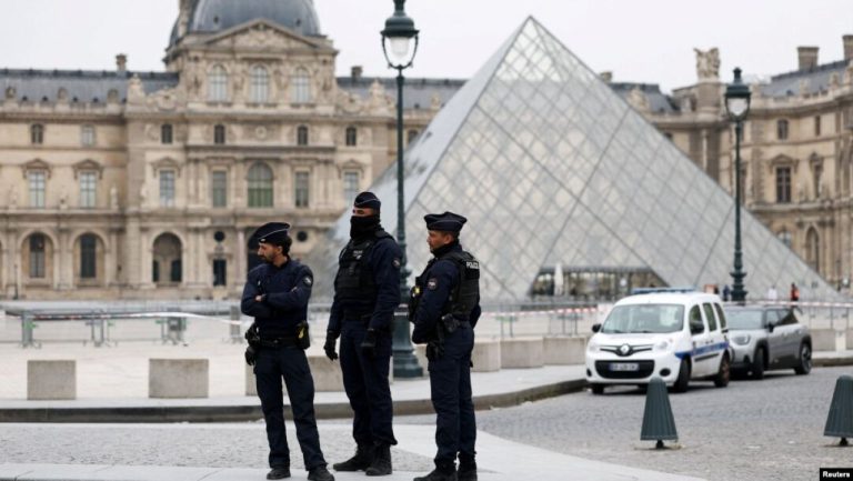 Грабители Лувра неделю прятали украденные ценности в гараже под Парижем