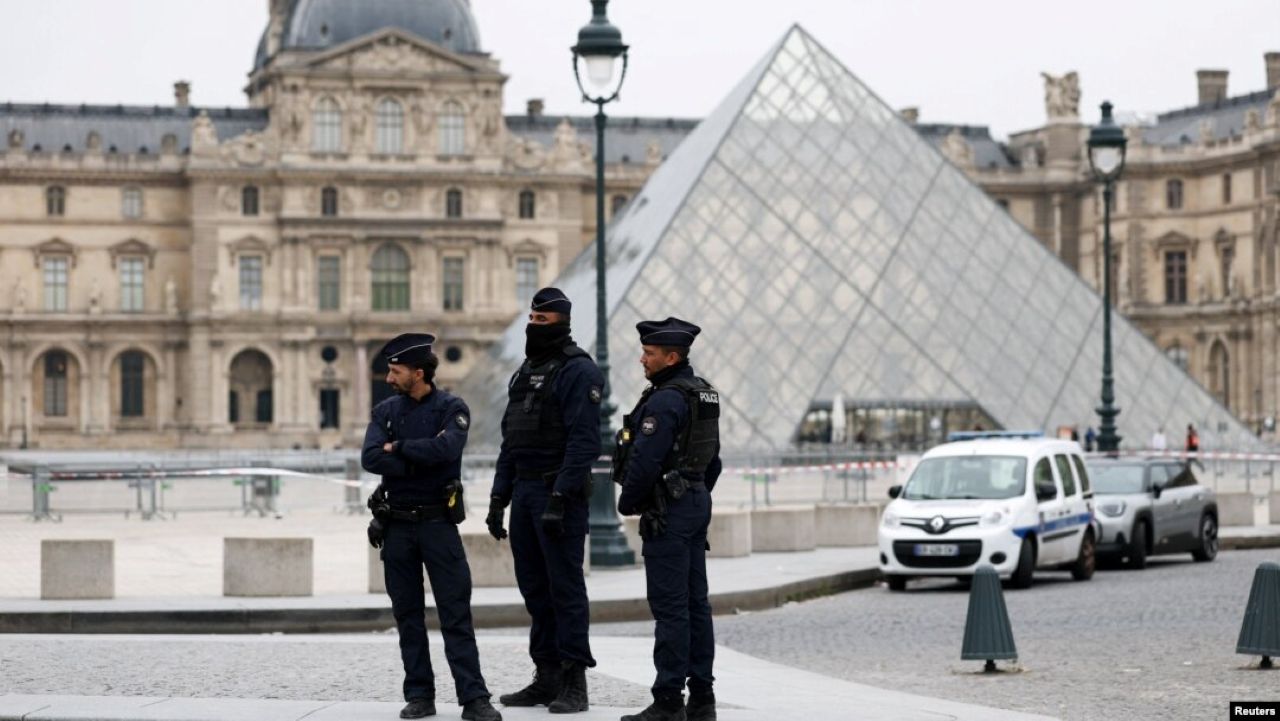 Грабители Лувра неделю прятали украденные ценности в гараже под Парижем