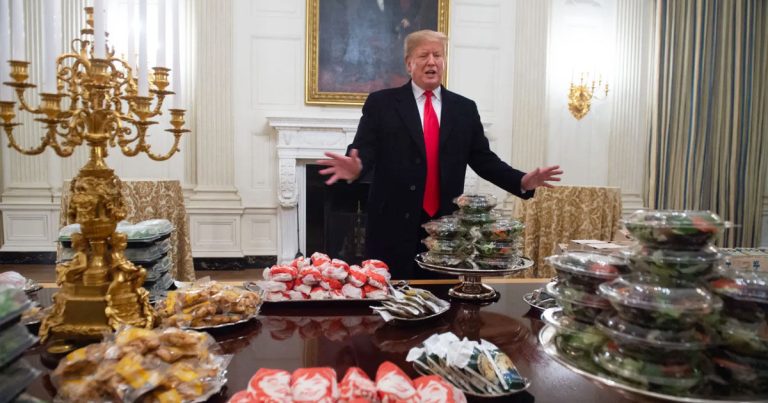 «Я не знаю, как он жив»: глава Минздрава США в ужасе от любви Трампа к фастфуду