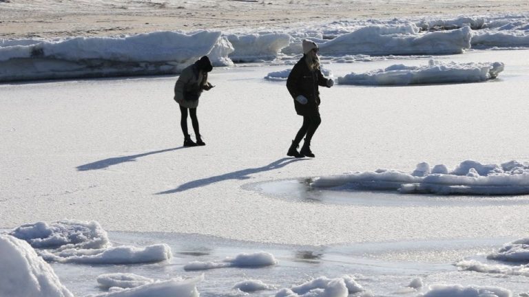 В Риге спасатели помогли двум детям выбраться со льда на берег