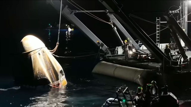 Три астронавта и космонавт досрочно покинули МКС и успешно приземлились в океане