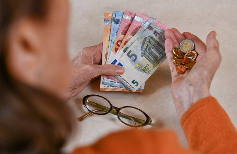 Опрос показал гигантский разрыв между реальными пенсиями в Латвии и ожиданиями населения страны (+опрос)