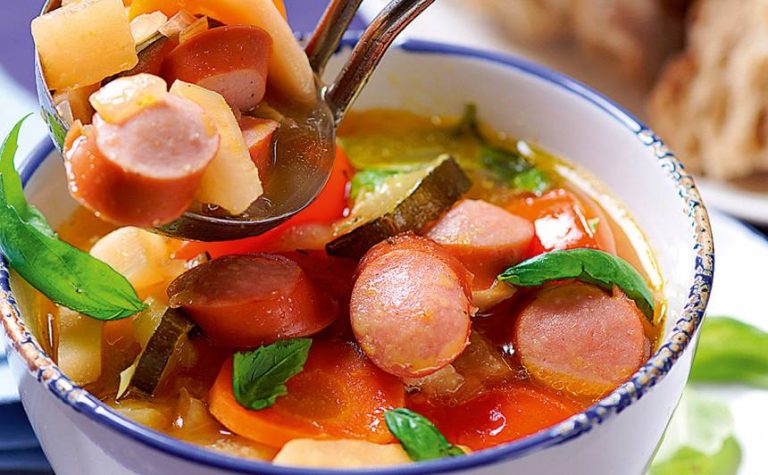 Густой овощной суп с колбасками: рецепт, который получается у всех