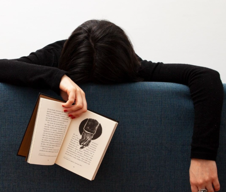 Книжное похмелье - это реальность: почему так больно, когда заканчиваешь хорошую книгу?