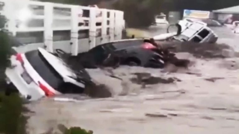 Наводнение в Австралии: десятки автомобилей унесло в море