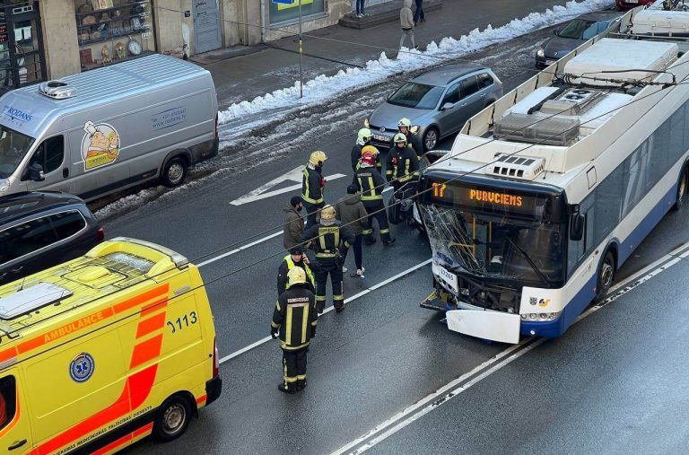 Rīgas satiksme требует от водителя троллейбуса 11 тысяч евро за разбитый транспорт