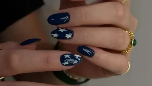 Зимние оттенки маникюра 2026 года: холодный серый, молочно-белый, ночной синий, кремовый латте, металлическое серебро и глубокий красно-сливовый цвет на ухоженных ногтях