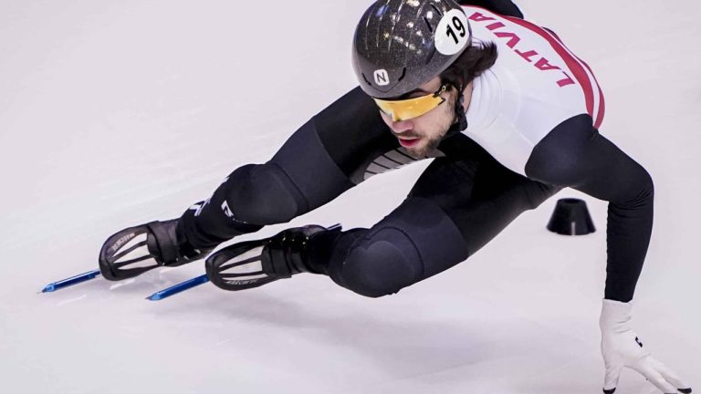 Крузбергс взял серебро на чемпионате Европы по шорт-треку