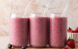 Кефирные коктейли с фруктами, овощами и специями — полезные напитки для пищеварения и лёгкого питания, которые можно пить утром и вечером