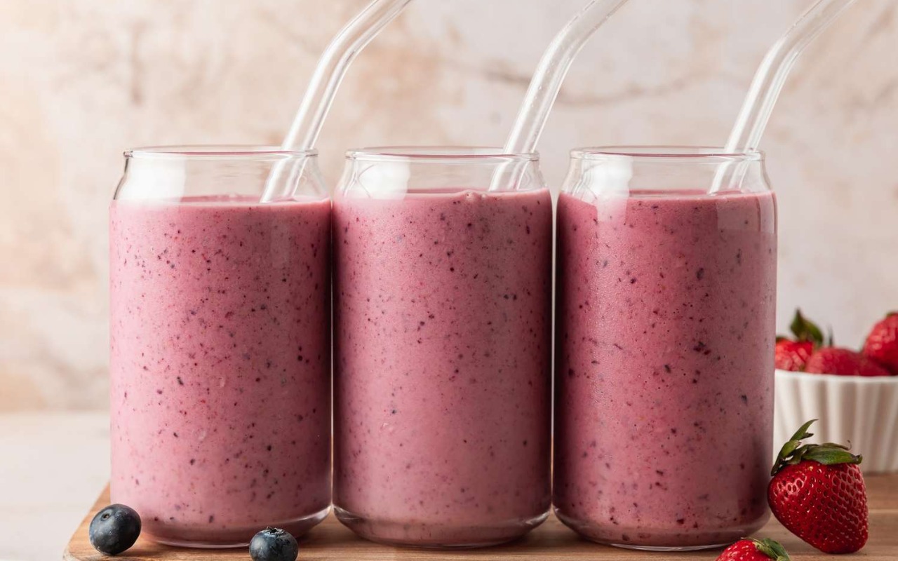 Кефирные коктейли с фруктами, овощами и специями - полезные напитки для пищеварения и лёгкого питания, которые можно пить утром и вечером