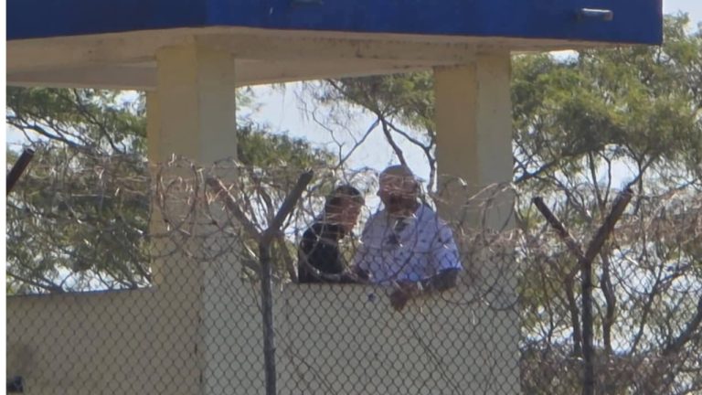 Вооружённые силы и полиция у здания тюрьмы в Эскуинтле во время бунта заключённых и захвата заложников в Гватемале