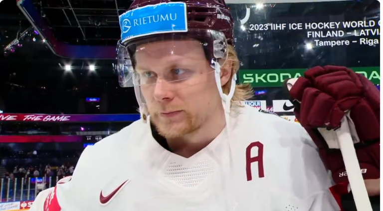 Родриго Аболс покидает лёд после травмы в матче НХЛ — ключевой игрок сборной Латвии под вопросом перед Олимпиадой