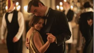 Кадр из костюмного детективного мини-сериала в стиле 1920-х годов: бал-маскарад в английском загородном доме, элегантные костюмы эпохи джаза и напряжённая атмосфера тайны.