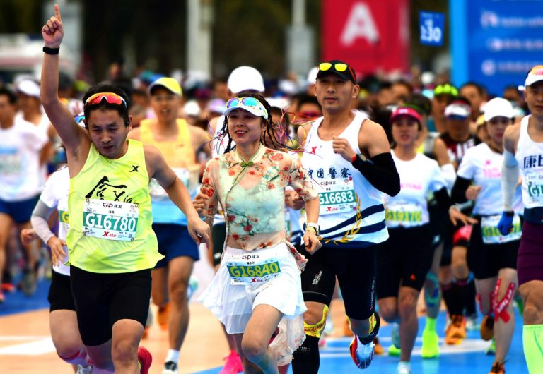 Участники массового марафона в Китае на городской трассе — иллюстрация к новости о дисквалификации за курение во время забега