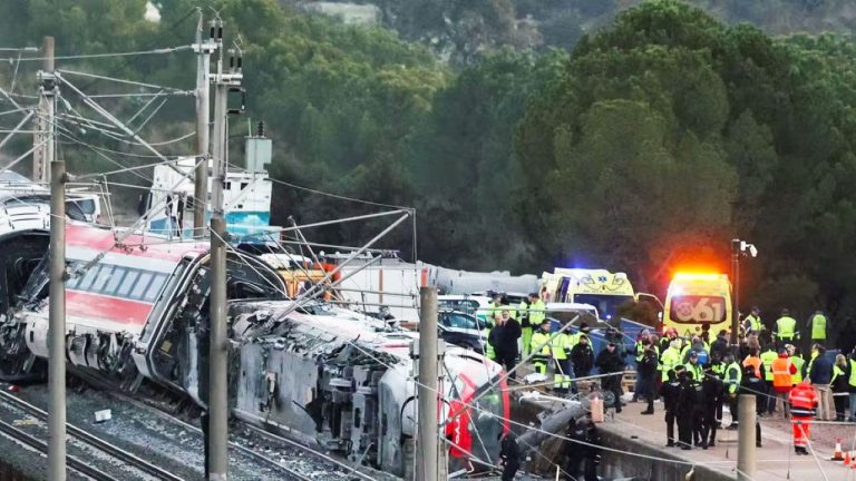 Испания объявила трехдневный траур в память жертв железнодорожной трагедии