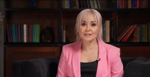 Почему седина в волосах больше не считается признаком старения