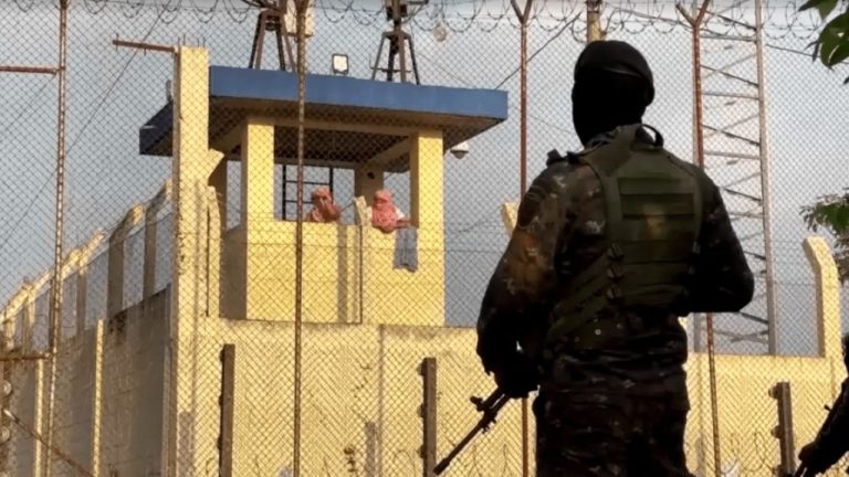 Президент Гватемалы объявил о введении на месяц чрезвычайного положения