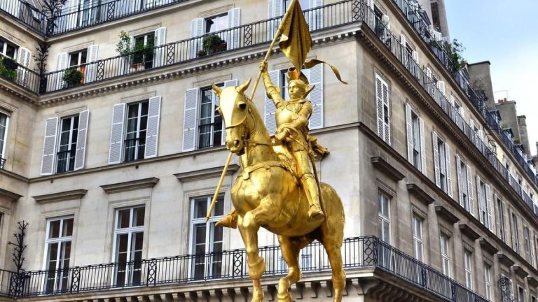 В Париже задержали мужчину, укравшего меч со статуи Жанны Д’Арк