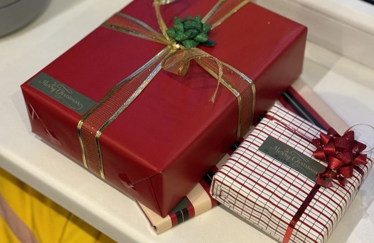 Почти половина жителей Латвии предпочитает передаривать подарки другим людям (+опрос)