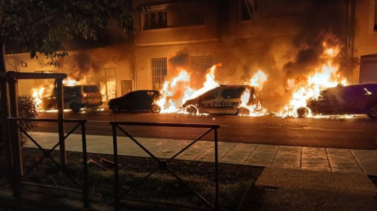 Во Франции сожгли более 1000 автомобилей во время празднования Нового года