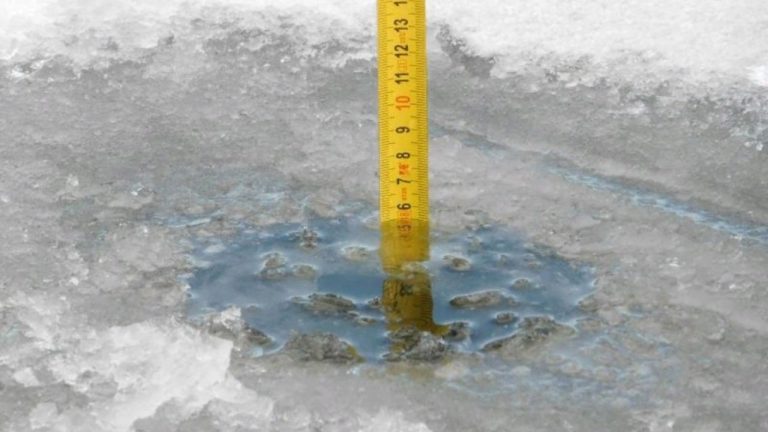 Толщина льда на реках и озёрах Латвии местами достигает 30–36 сантиметров