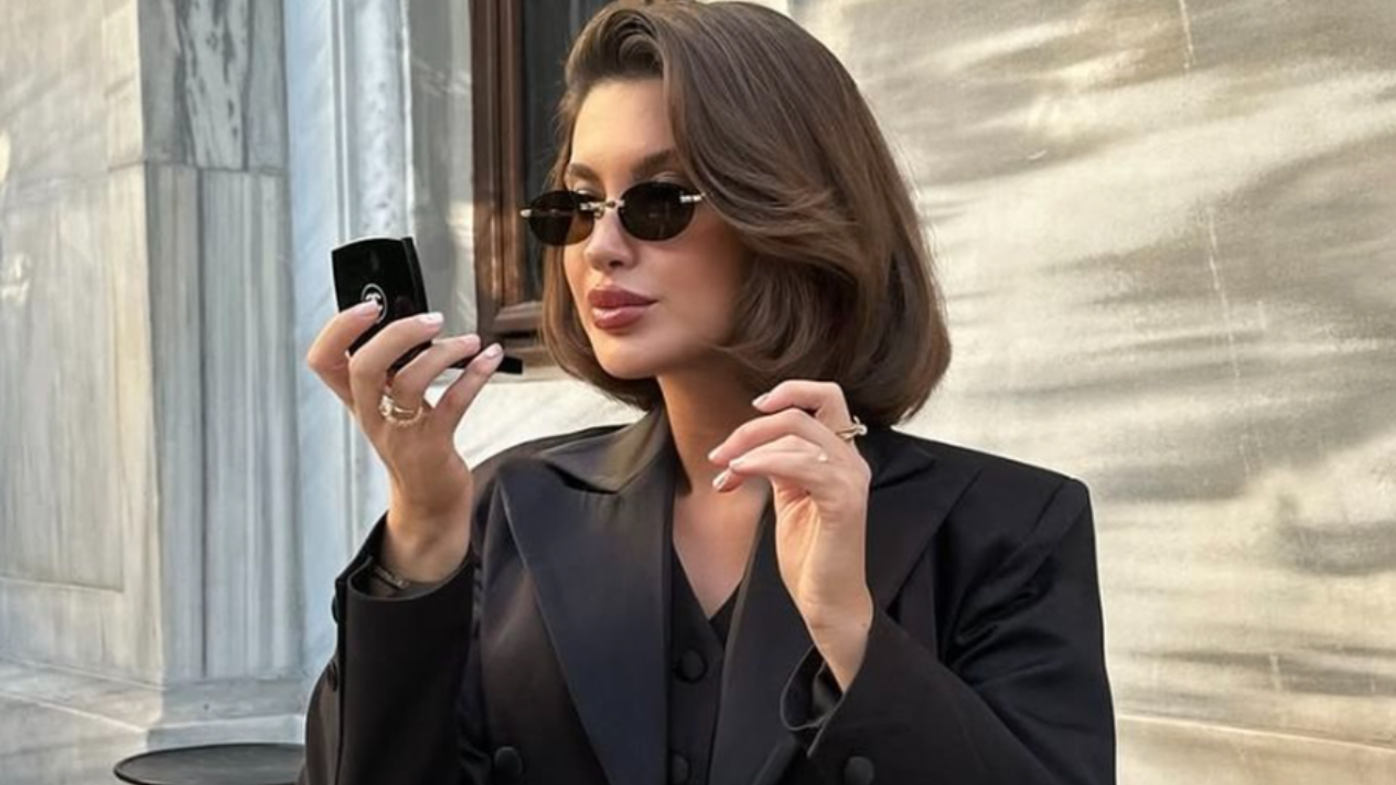 Женщина с естественной причёской и объёмными волосами, отражающими тренды 2026 года