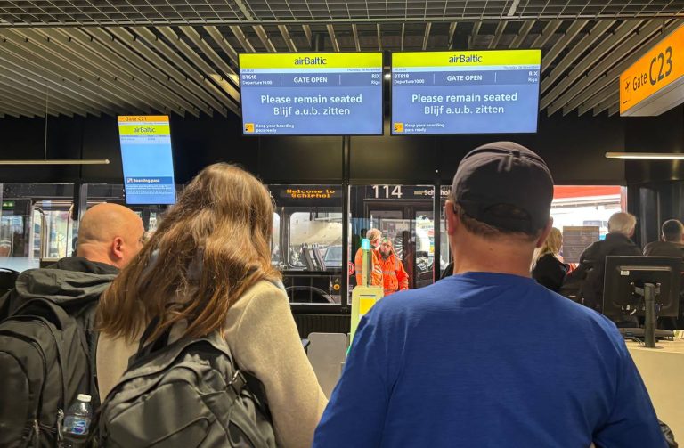 Скандал в аэропорту Риги: пассажирку заставили удалить видео с проверкой ручной клади